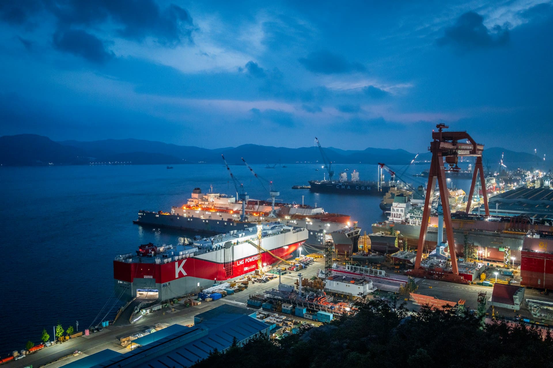 Puerto internacional nocturno — operaciones marítimas YIREUNIT