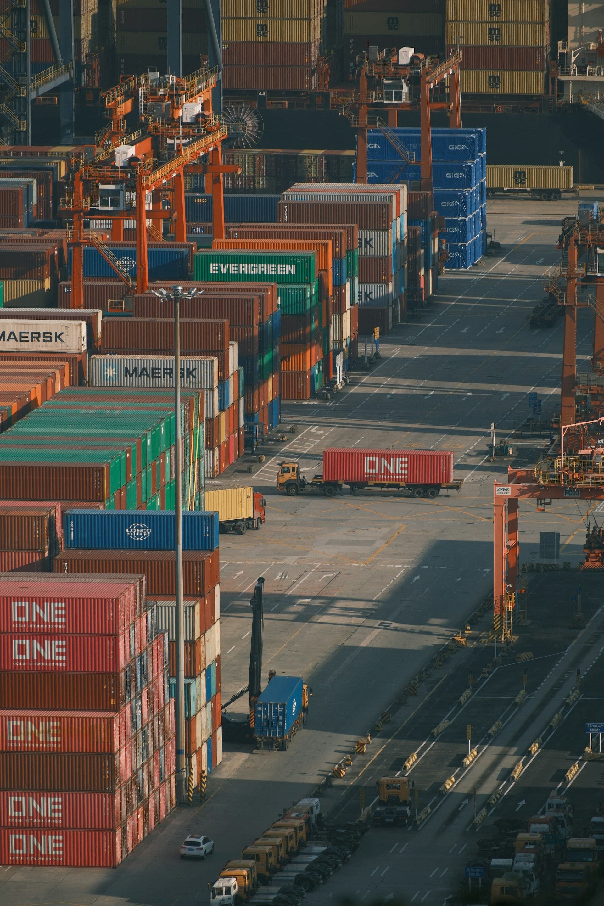 Contenedores en operación aduanal — cumplimiento YIREUNIT
