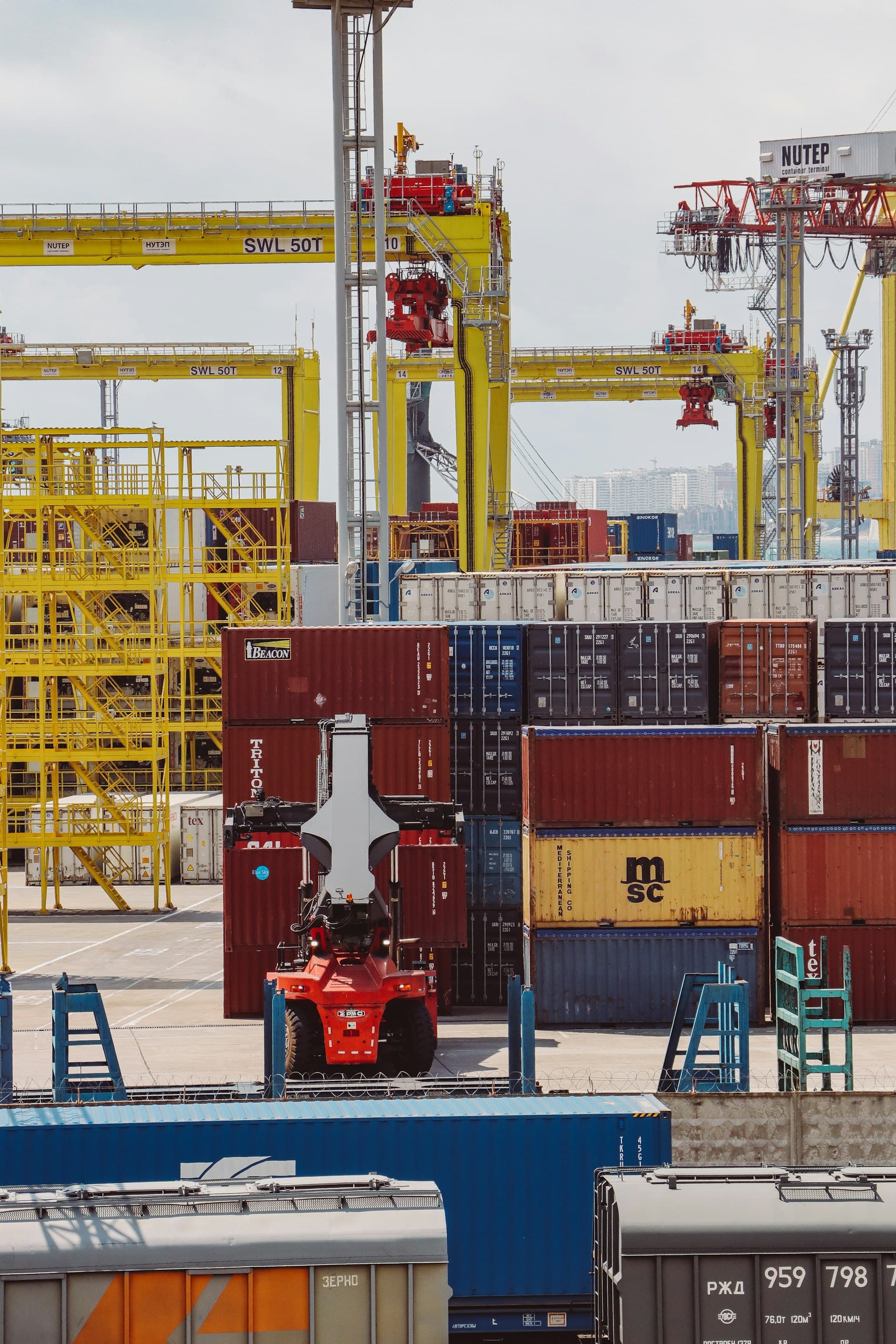 Operación de comercializadora — contenedores YIREUNIT